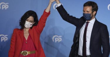 Isabel Diaz Ayuso (l) und Pablo Casado von der konservativen Volkspartei feiern ihren Wahlsieg. Foto: Bernat Armangue/AP/dpa