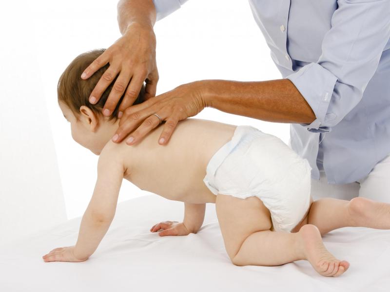 Eine Osteopathin behandelt ein Baby. Foto: Verband der Osteopathen Deutschland/dpa