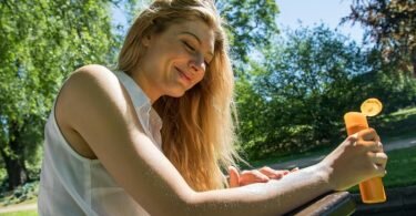 Nicht zu alt, nicht zu wenig: Die zwei Regeln sollte man sich mit Blick auf Sonnencreme merken. Foto: Christin Klose/dpa-tmn