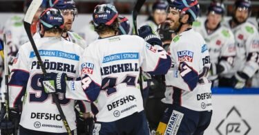 Berlins Spieler jubeln nach dem Tor zur 2:0-Führung durch Ryan McKiernan. Foto: Swen Pförtner/dpa