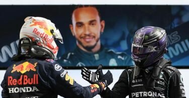 Der Brite Lewis Hamilton (r) vom Team Mercedes und der Niederländer Max Verstappen vom Team Red Bull Racing klatschen sich ab. Foto: Gabriel Bouys/Pool AFP/AP/dpa