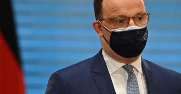 Bundesgesundheitsminister Jens Spahn (CDU) strebt eine sofortige Freigabe des Corona-Impfstoffs von Astrazeneca für alle Impfwilligen an. Foto: John Macdougall/AFP Pool/dpa