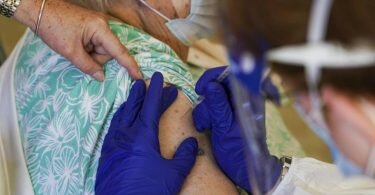 Für den Kampf zur weltweiten Eindämmung der Pandemie unterstützt die US-Regierung die Aussetzung von Patenten für die Corona-Impfstoffe. Foto: Martha Asencio Rhine/Tampa Bay Times/AP/dpa