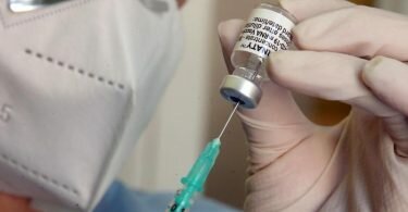 Eine Hausärztin zieht eine Spritze mit Corona-Impfstoff auf. Foto: Wolfgang Kumm/dpa