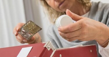 Beim Ausmisten der Hausapotheke hilft ein Blick aufs Verfallsdatum der Medikamente. Foto: Christin Klose/dpa-tmn