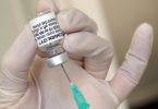 Die Verfasser einer Studie über den Biontech-Impfstoff betonen: Der Erhalt nur einer Spritze könnte einen kürzeren Schutz-Zeitraum bedeuten, insbesondere in Gegenden mit neuen Coronavirus-Varianten. Foto: Wolfgang Kumm/dpa