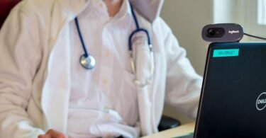 Ein neues Gesetz soll die Weichen für mehr Digitalisierung bei der Gesundheitsversorgung stellen. Foto: Monika Skolimowska/ZB/dpa