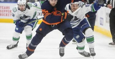 Das Team von Leon Draisaitl (M.) verlor gegen die Vancouver Canucks. Foto: Jason Franson/The Canadian Press via AP/dpa