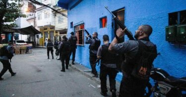 Polizisten führen einen Einsatz gegen Banden in der Favela Jacarezinho durch. Foto: Jose Lucena/TheNEWS2 via ZUMA Wire/dpa