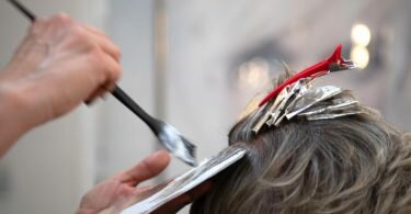 Geimpfte und Genesene können nun zum Beispiel wieder ohne negativen Corona-Test zum Friseur gehen. Foto: Symbolbild Friseur/dpa