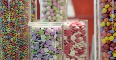 Viele Süßigkeiten enthalten Farbstoffe. Hierfür zugelassen ist bisher auch E171, eine Zutat, die Lebensmittel weiß färbt. Foto: Henning Kaiser/dpa