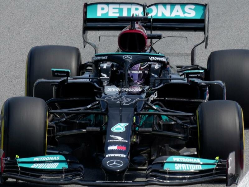 Fuhr im Training in Barcelona die Bestzeit: Lewis Hamilton. Foto: Emilio Morenatti/AP/dpa