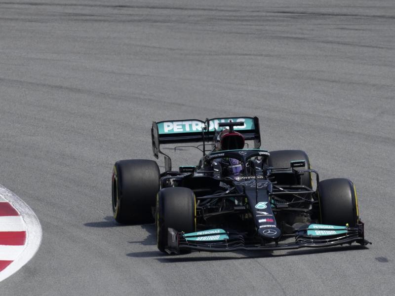 Lewis Hamilton greift in Barcelona die Pole Position an. Foto: Emilio Morenatti/AP/dpa