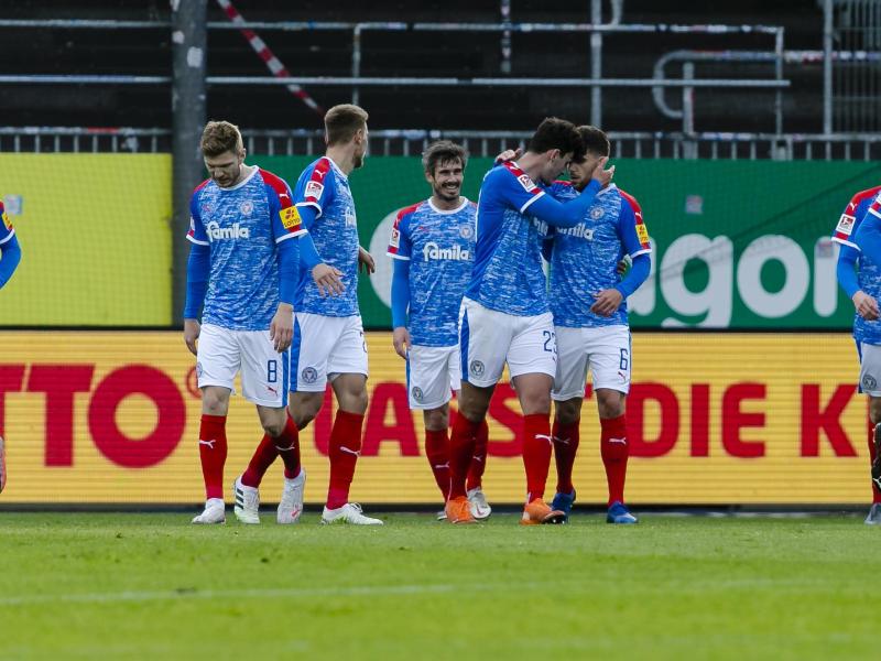 Holstein Kiel erhöht mit dem Sieg gegen St. Pauli den Druck auf die Konkurrenz. Foto: Frank Molter/dpa
