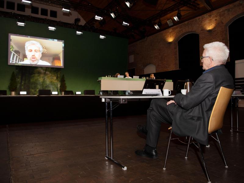 Baden-Württembergs Ministerpräsident Winfried Kretschmann verfolgt Palmers Gegenrede zum Antrag auf das Parteiauschlussverfahren. Foto: Marijan Murat/dpa