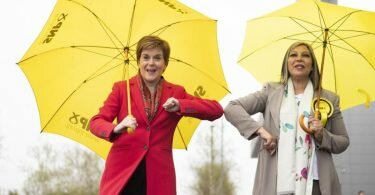 Nicola Sturgeon (l), Erste Ministerin von Schottland und Vorsitzende der SNP, erhöht nach dem Wahlsieg umgehend den Druck auf die britische Regierung. Foto: Jane Barlow/PA Wire/dpa