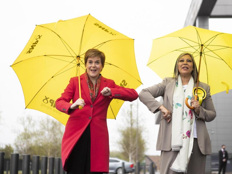 Nicola Sturgeon (l), Erste Ministerin von Schottland und Vorsitzende der SNP, erhöht nach dem Wahlsieg umgehend den Druck auf die britische Regierung. Foto: Jane Barlow/PA Wire/dpa