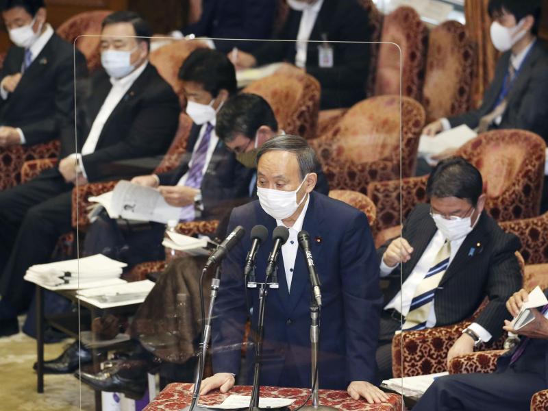 Der japanische Premierminister Yoshihide Suga spricht während einer Sitzung des Repräsentantenhauses. Foto: kyodo/dpa