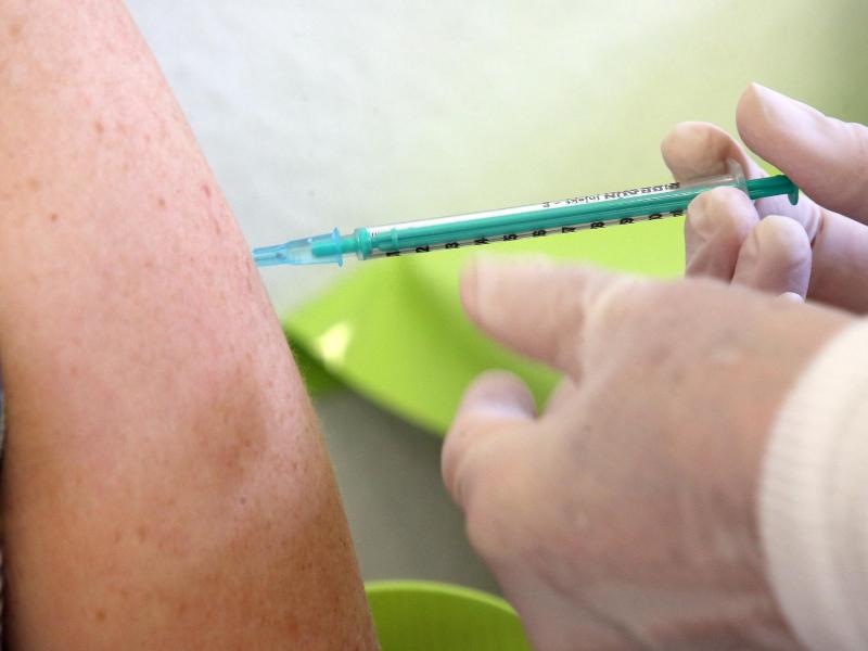 Der Ruf nach Strafen bei ungerechtfertigten Versuchen von Impfungen wird lauter. Foto: Wolfgang Kumm/dpa