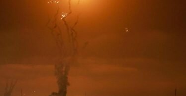 Israels Luftabwehrsystem fängt Raketen ab, die von der islamistischen Hamas aus dem Gazastreifen in Richtung Israel abgefeuert werden. Foto: Mohammed Talatene/dpa