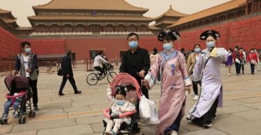 Chinas Bevölkerung wächst auf insgesamt 1,41 Milliarden. Doch das Wachstum verlangsamt sich. Foto: Ng Han Guan/AP/dpa