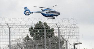 Ein Hubschrauber der Polizei startet vom Gelände der JVA Ossendorf in Köln. Thomas Drach ist von den Niederlanden an Deutschland ausgeliefert worden. Foto: Henning Kaiser/dpa