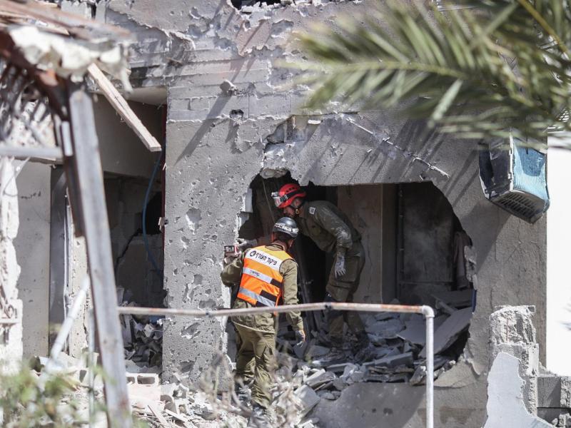 Rettungskräfte inspizieren ein beschädigtes Gebäude in Ashkelon. Foto: Ilia Yefimovich/dpa