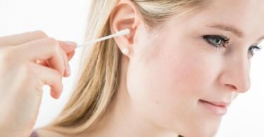 Beim Einsatz von Wattestäbchen gilt: Nicht zu tief und fest in den Gehörgang drücken. Foto: Christin Klose/dpa-tmn