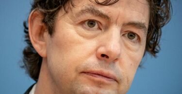 Virologe Drosten: «Wer sich aktiv dagegen entscheidet, sich impfen zu lassen, der wird sich unweigerlich infizieren.». Foto: Michael Kappeler/dpa