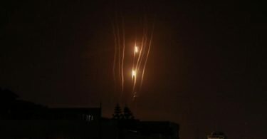 Raketen werden von der islamistischen Hamas aus Gaza-Stadt in Richtung Israel abgefeuert. Foto: Mohammed Talatene/dpa