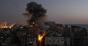 Nach Luftangriffen sind Explosionen in Gaza zu sehen. Foto: Rizek Abdeljawad/XinHua/dpa