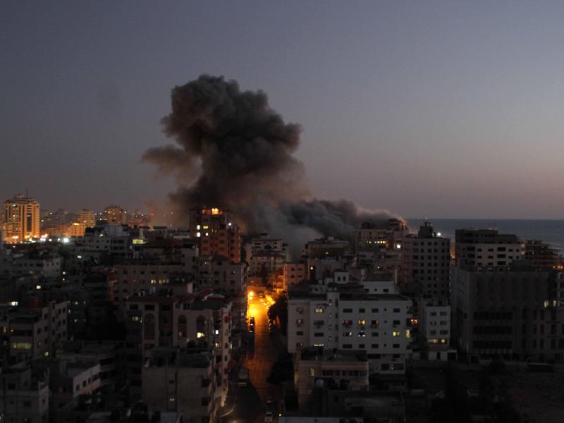 Nach Luftangriffen sind Explosionen in Gaza zu sehen. Foto: Rizek Abdeljawad/XinHua/dpa