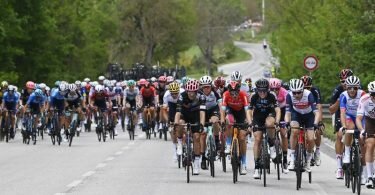 Die Fahrer auf der 6. Etappe der Italien-Rundfahrt. Foto: Fabio Ferrari/LaPresse/AP/dpa