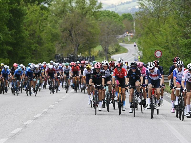 Die Fahrer auf der 6. Etappe der Italien-Rundfahrt. Foto: Fabio Ferrari/LaPresse/AP/dpa