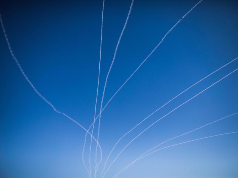 Kondensstreifen von Raketen, die aus dem Gazastreifen in Richtung Israel abgefeuert wurden. Foto: Ilia Yefimovich/dpa