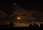 Israelische Abwehrraketen fangen Raketen ab, die aus dem Gazastreifen in Richtung Israel abgefeuert wurden. Foto: Ilia Yefimovich/dpa