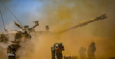 Israelische Artilleriekorps feuern in den Gazastreifen nahe der südisraelischen Stadt Sderot. Foto: JINI/XinHua/dpa