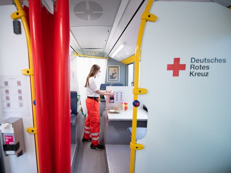 Thais Räßler, derzeit im Bundesfreiwilligendienst, bereitet in einem Impfbus des Deutschen Roten Kreuz eine Corona-Schutzimpfung vor. Foto: Sebastian Kahnert/dpa-Zentralbild/dpa