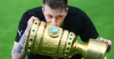 Kuss für den Pott: Marco Reus feiert den Pokalsieg. Foto: Martin Rose/Getty-Pool/dpa