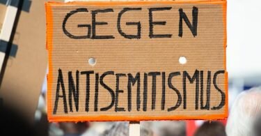Das Archivfoto zeigt eine Kundgebung gegen Antisemitismus in Hannover. Foto: Christophe Gateau/dpa