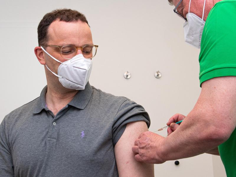 Jens Spahn erhält in einer Hausarztpraxis im Münsterland seine Corona-Schutzimpfung. Foto: Guido Kirchner/dpa