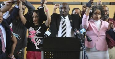 Rechtsanwalt Ben Crump (r), gemeinsam mit Mitgliedern der Familie von Andre Hill, einschließlich Tochter Karissa Hill (Mitte links), und Schwester Shawna Barnett (r), während einer Pressekonferenz. Foto: Courtney Hergesheimer/The Columbus Dispatch/dpa