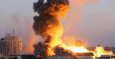 Rauchschwaden steigen nach einem israelischen Luftangriff auf Gaza-Stadt in den Himmel. Foto: Ashraf Amra/APA Images via ZUMA Wire/dpa