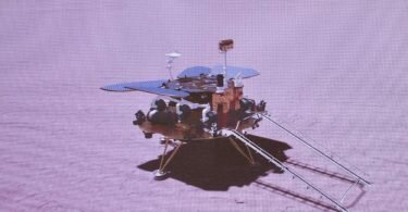 Das grafisch simulierte Bild zeigt die Landung der chinesischen Sonde auf dem Mars. Foto: Jin Liwang/XinHua/dpa