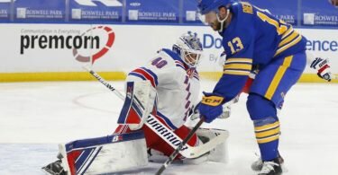 Steht im DEB-Aufgebot für die Eishockey-WM: Tobias Rieder (r) von den Buffalo Sabres. Foto: Jeffrey T. Barnes/AP/dpa