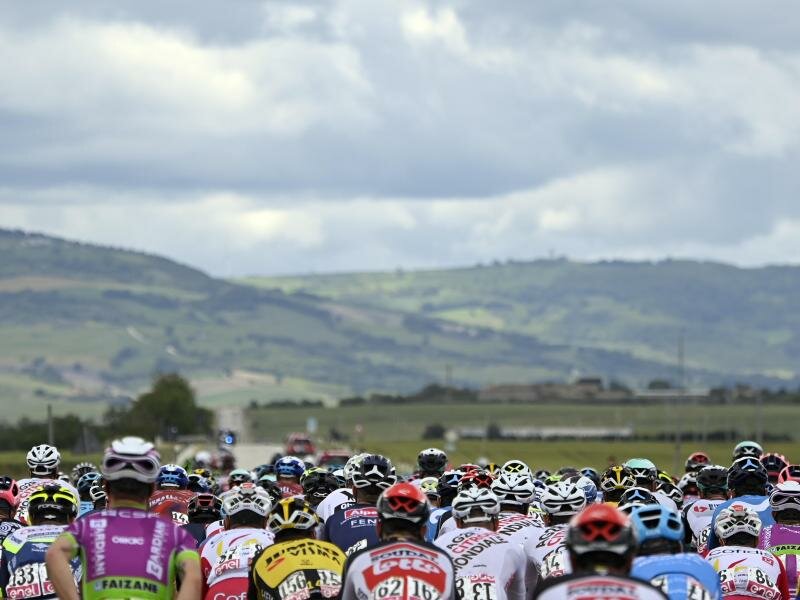 Über 170 Kilometer von Foggia nach Guardia Sanframondi führt die 8. Etappe des 104. Giro d'Italia. Foto: Fabio Ferrari/LaPresse/AP/dpa