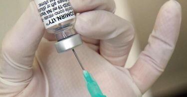 Eine Hausärztin zieht in ihrer Praxis eine Spritze mit dem Impfstoff des Herstellers Biontech/Pfizer auf. (Archivbild). Foto: Wolfgang Kumm/dpa