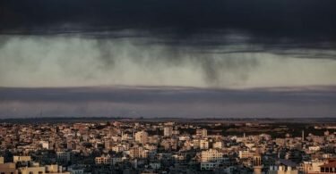 Dichter Rauch hängt nach mehreren israelischen Luftangriffen über den Gebäuden von Gaza-Stadt. Foto: Mohammed Talatene/dpa