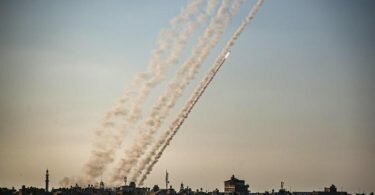 Raketen werden im südlichen Gazastreifen in Richtung Israel abgefeuert. Foto: Yousef Mohammed/IMAGESLIVE via ZUMA Wire/dpa