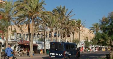 Das Archivfoto zeigt eine Polizeistreife vor einem Club an der Playa de Palma. Foto: Patrick Schirmer/dpa